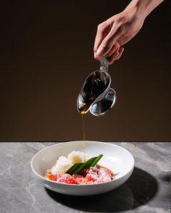 Cenil dan Lupis, nostalgia makanan doeloe. Bisa kamu nikmati di @sudutsatukopitiam , duduk di su